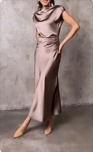Détail de la robe en satin avec col bénitier et plis à la taille couleur café