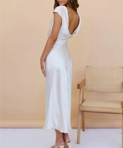 Détail de la robe en satin blanc perle montrant le dos nu drapé et la coupe ajustée