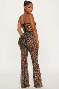 Vue arrière de l'ensemble léopard avec haut bustier et pantalon évasé avec détail de zip
