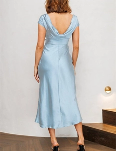 Vue détaillée d'une robe en satin bleu clair montrant le dos bénitier et la texture soyeuse