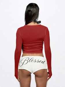Dettaglio dei pantaloncini bianchi con coulisse e stampa nera Blessed corsiva sul retro