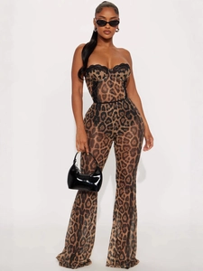 Combinaison léopard sexy avec haut bandeau, bordure en dentelle et pantalon évasé