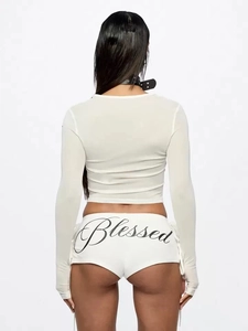 Dettaglio completo set crop top e pantaloncini beige con scritta Blessed sulla schiena