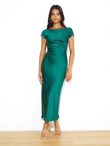 Robe longue élégante en satin vert foncé à épaules dénudées et coupe sirène ajustée