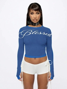 Set donna con crop top blu Blessed e pantaloncini bianchi stringati stile street fashion