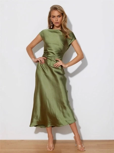 Robe longue élégante en satin vert herbe avec décolleté bardot et coupe sirène ajustée