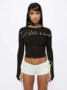 Top corto nero a maniche lunghe slim fit con stampa Blessed bianca e girocollo