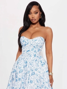 Slim fit strapless dress with blue floral and bird porcelain print for a chic look