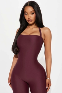 Vue détaillée de la combinaison licou bordeaux avec une coupe élastique serrée pour femme