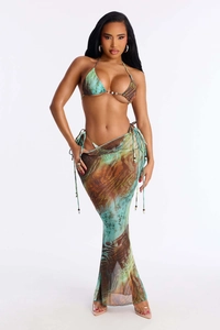 Détail du bikini licou imprimé avec jupe longue assortie en maille à motif marbré
