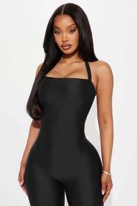 Détail d'un body noir dos nu en tissu élastique lisse avec une coupe moulante élégante