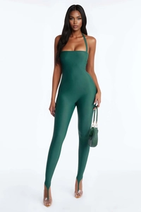 Vue de face d'une combinaison dos nu vert foncé pour femme avec détails d'étriers
