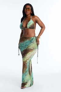 Vue détaillée du bikini trois pièces pour femmes avec jupe longue en tulle imprimé vert