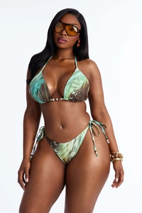 Détail d'un bikini à imprimé tropical avec liens licou et perles de bois décoratives