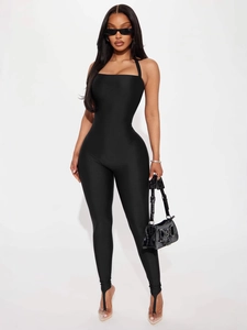 Combinaison licou noire dos nu élégante en tissu extensible pour une coupe ajustée