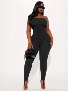 Combinaison dos nu licou noire élégante avec pieds étriers et coupe slim moderne