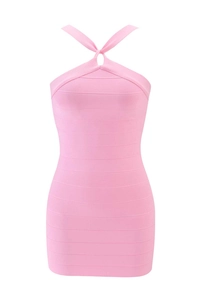 Dettaglio dell'abito fasciante rosa con trama a costine e nodo sullo scollo a V