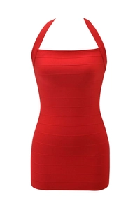 Dettaglio dell'abito bandage rosso con trama orizzontale e design elastico all'americana