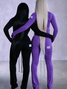 Détails du sweat à capuche cintré et pantalon évasé en maille avec logo au dos