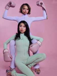 Detail eines schmal geschnittenen Sport-Jumpsuits mit Reißverschluss und Body-Print-Design