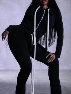 Ensemble sweat à capuche noir avec cordons blancs et pantalon de survêtement ajusté pour homme
