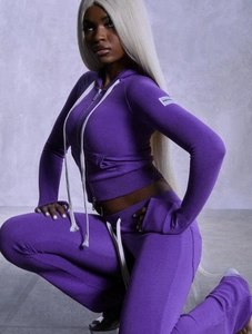 Ensemble de survêtement en tricot violet foncé avec sweat à capuche et pantalon large