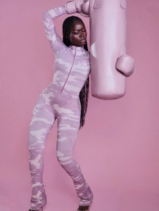 Detail eines rosa Camouflage-Langarm-Bodysuits mit Reißverschluss und passenden Boxhandschuhen