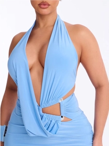 Abito azzurro allacciato al collo con scollo a V profondo, cut-out e anelli metallici