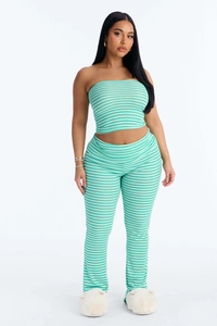 Nahaufnahme der grün-blau gestreiften Stricktextur des Bandeau-Tops und der Hose