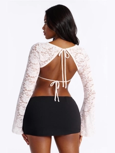 Haut à manches longues en dentelle blanche dos nu sexy et mini-jupe noire pour femmes chic