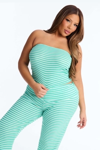 Detaillierte Nahaufnahme der grünen gestreiften Stricktextur von Top und weiter Hose