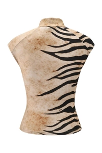 Détail du haut dos nu sans manches moulant avec un motif imprimé animalier tigre