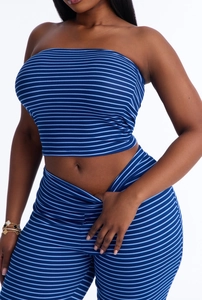 Detail der blau gestreiften Strickware mit feiner Rippstruktur an Oberteil und Hose