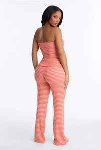Detail von rosa und orange gestreiftem Strick-Bandeau-Top und Schlaghose am Rücken