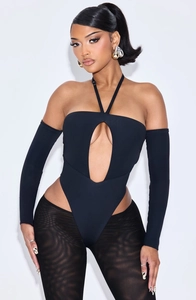 Detail eines schwarzen Neckholder-Bodys mit Tränenausschnitt und separaten Ärmeln