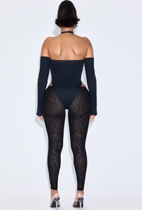 Detaillierte Rückansicht des sexy schwarzen Mesh-Leggings-Sets mit transparenter Wellenstruktur