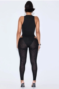 Rückansicht eines ärmellosen schwarzen Bodysuits und Mesh-Hose mit welligen Texturmustern