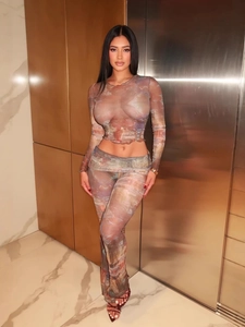 Ensemble sexy deux pièces en mesh avec crop top à manches longues et pantalon évasé