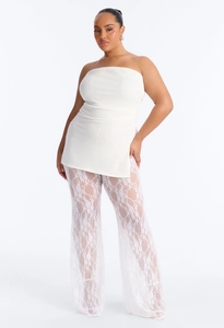 Détail du haut bustier blanc côtelé et du pantalon large en dentelle florale transparente