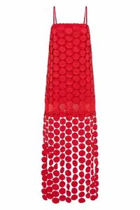Detailaufnahme von rotem Lasercut-Schuppenstoff mit Hohlsaum-Quasten an einem Maxikleid