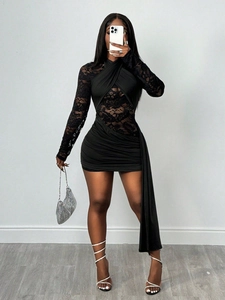 Détail de la dentelle à la taille et du drapé latéral sur une robe noire ajustée