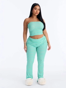 Zweiteiliges Damen-Set mit grün gestreiftem Tube-Top und Schlaghose mit hoher Taille