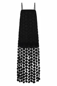 Detail eines schwarzen Camisole-Kleides mit 3D-Polka-Dots und transparentem Netzgewebe