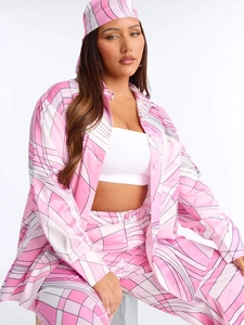 Completo donna con camicia in raso a righe rosa, pantaloni larghi e foulard abbinato