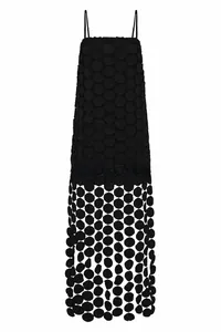 Detailansicht der 3D-Blasenstruktur und des hohlen geometrischen Musters am Kleid