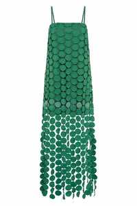 Detail des grünen Polka-Dot-Kleides mit 3D-Paillettenstruktur und Fransen am Saum