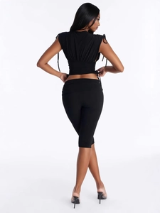 Ensemble noir deux pièces pour femme avec haut court sans manches et pantalon slim capri
