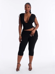 Ensemble noir deux pièces pour femme avec crop top col V et pantalon capri moulant