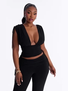 Ensemble femme deux pièces noir avec haut court à cordon col en V profond et pantalon taille haute