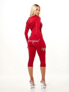 Vue détaillée du sweat à capuche rouge et du legging capri avec logo blanc Covergirl